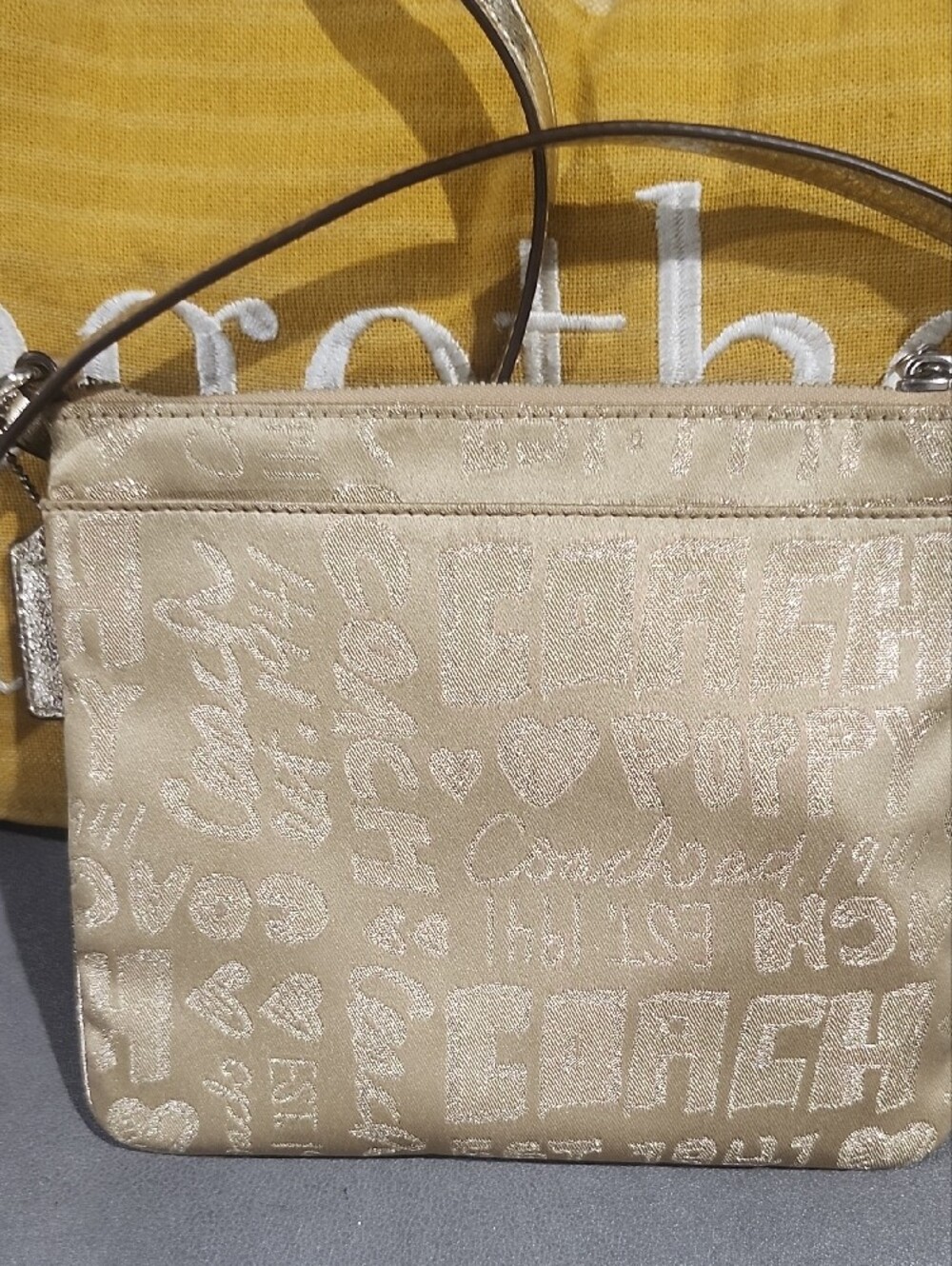 LOW START Coach POPPY Gold Metallic Signature Triple-Zip Crossbody - Picture 3 of 9